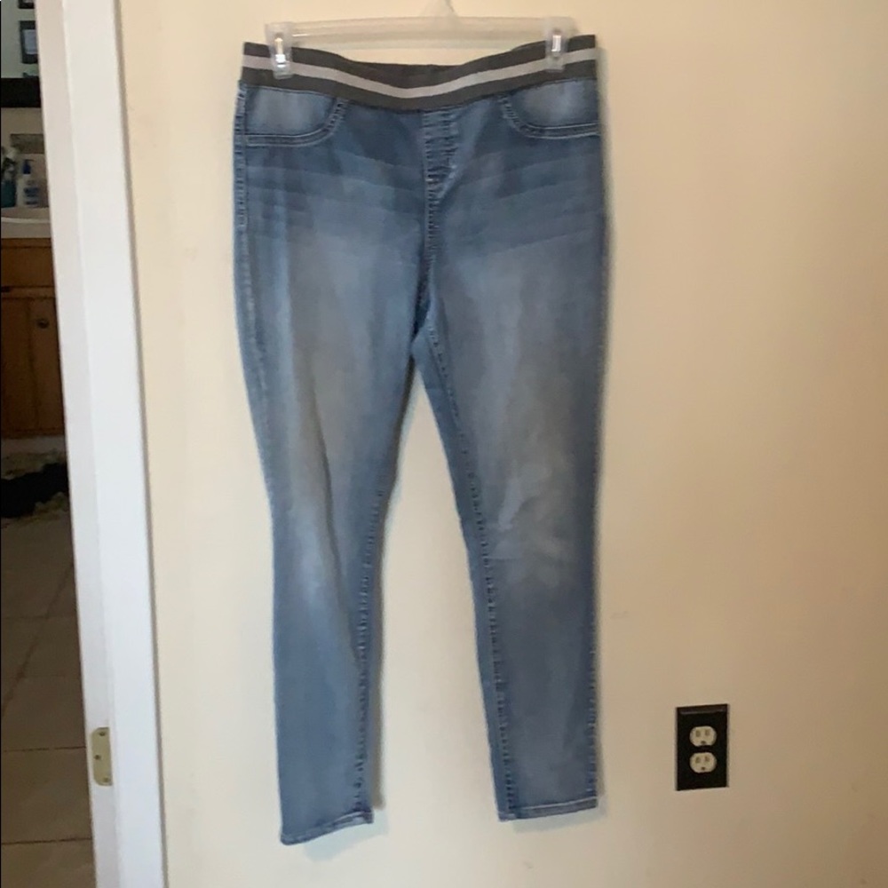 No Boundaries faded jeggings.